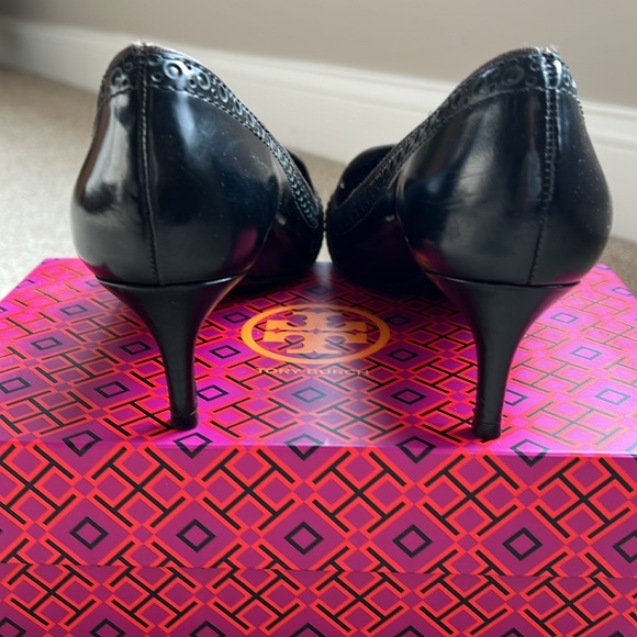 Tory Burch black leather with chocolate brown accent pumps. - Picture 4 of 8